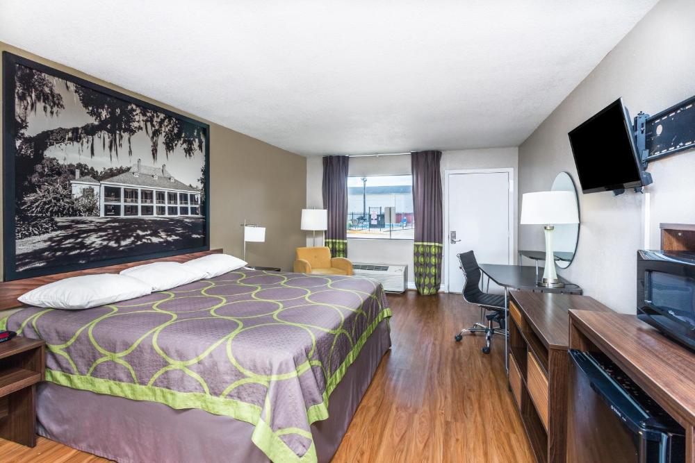 King Room - Non-Smoking interior